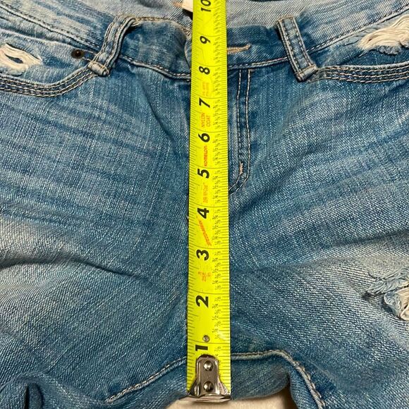 Y2K- Mudd- Destroyed Mid-Rise Light Wash Capri Jeans- Size 5 (Juniors) - Picture 7 of 10